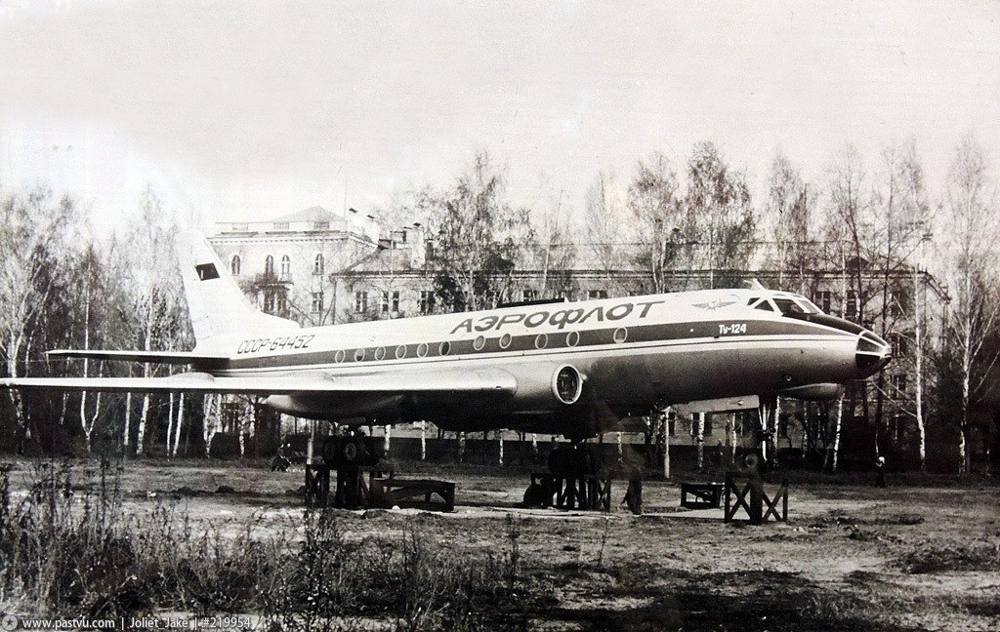 Кимры, Калининская (Тверская) область, самолет-памятник ТУ-124, установлен в 1983 году