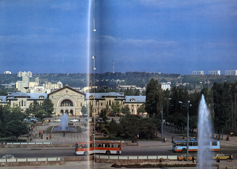 Кишинев, Молдавская ССР. Железнодорожный вокзал, 1980-е годы.