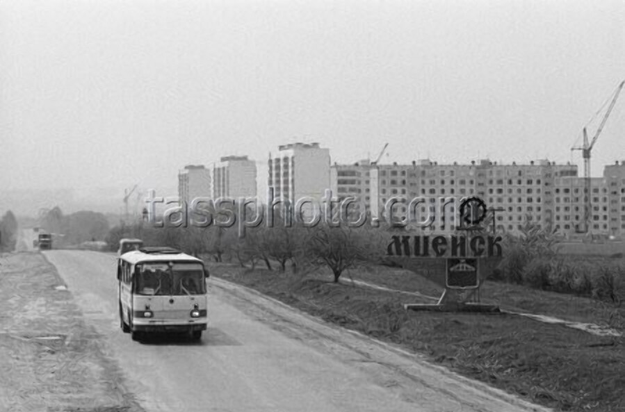 Мценск, Орловская область, стела, на удалении новые кварталы, 1982 год.