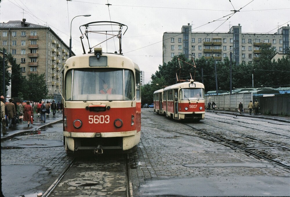 А это уже Зацепская площадь и не троллейбусы, а трамваи.