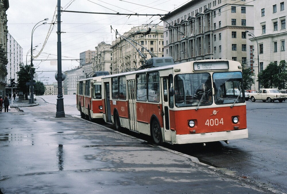 Троллейбусы около Курского вокзала.