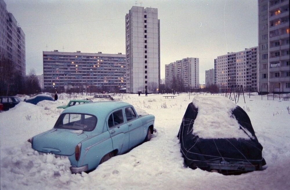 Бибирево, зимовка автомобилей во дворе домов 17 и 19А на улице Коненкова.