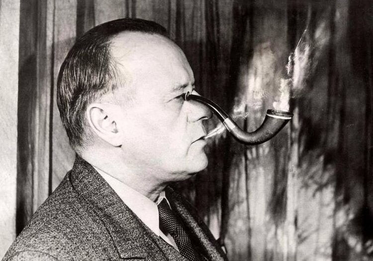Альфред Лангевин был человеком, который мог курить трубку глазами, 1930-е годы