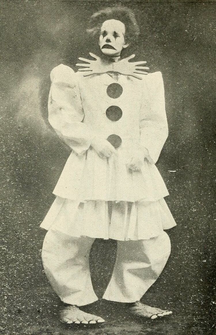 Клоун из 1914 года с бабочкой в виде рук, которая выглядит так, словно могла задушить