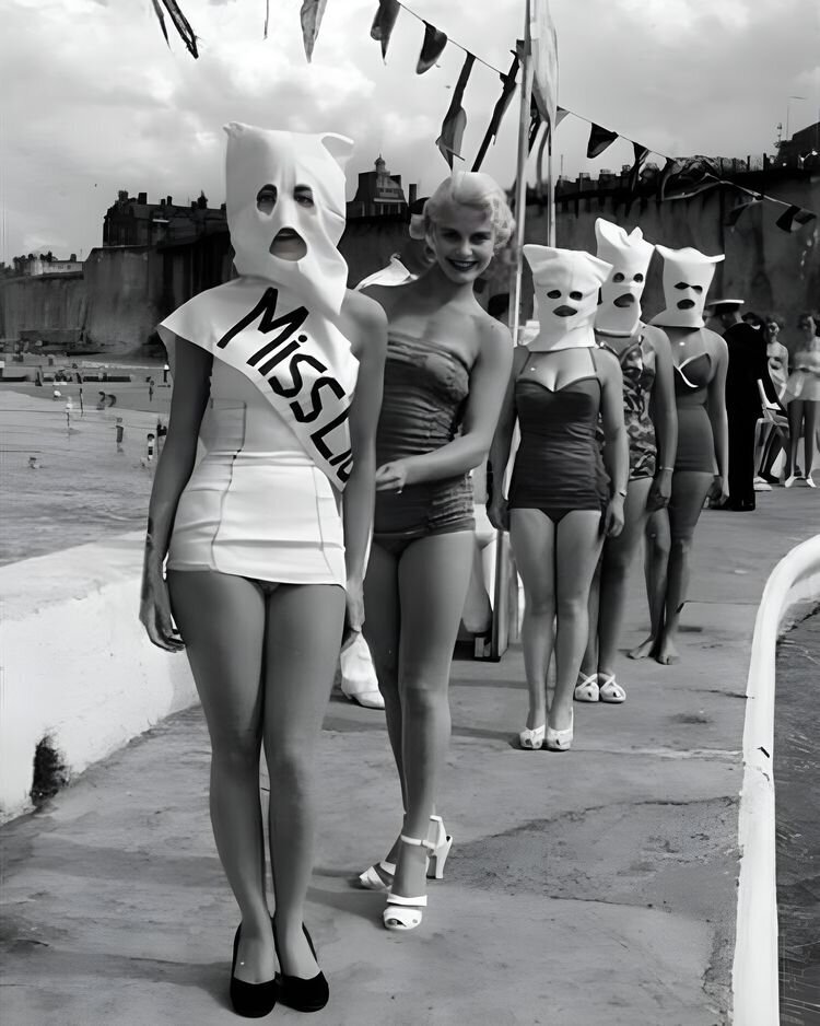 В 1930-х годах конкурсы красоты, требующие от участниц закрыть лица, были обычным явлением