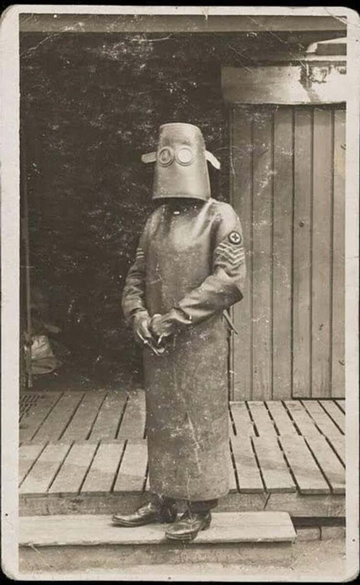 Медсестра-рентгенолог в защитном снаряжении, 1918 год