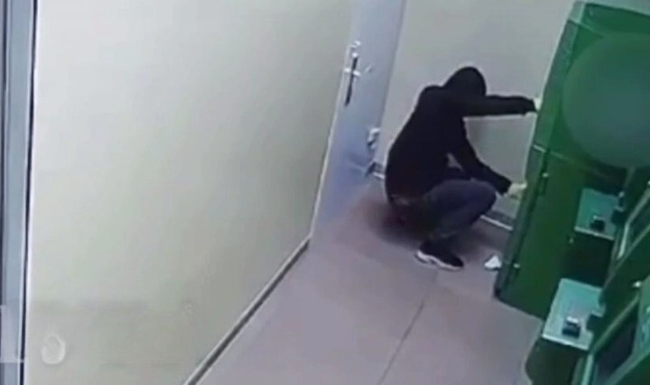 Мужчина в маске и капюшоне попытался украсть из банкомата денежные средства