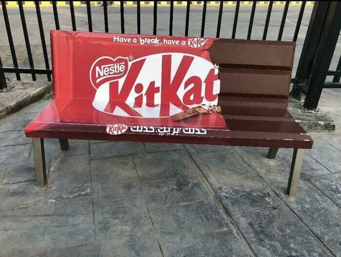 23. Реклама KitKat на скамейке