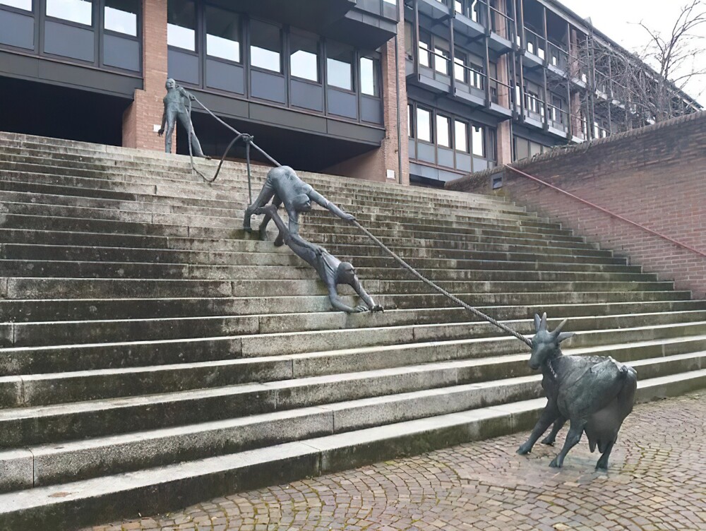 15. Скульптура немецкого скульптора Карла-Хеннинга Зееманна, выполняющая роль перил. Установлена в 1981 году в районе Швабиш-Холл