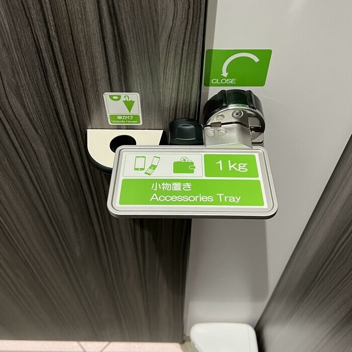 9. Дверная защелка, которая одновременно служит подставкой под смартфон или сумочку, в общественном туалете, Япония