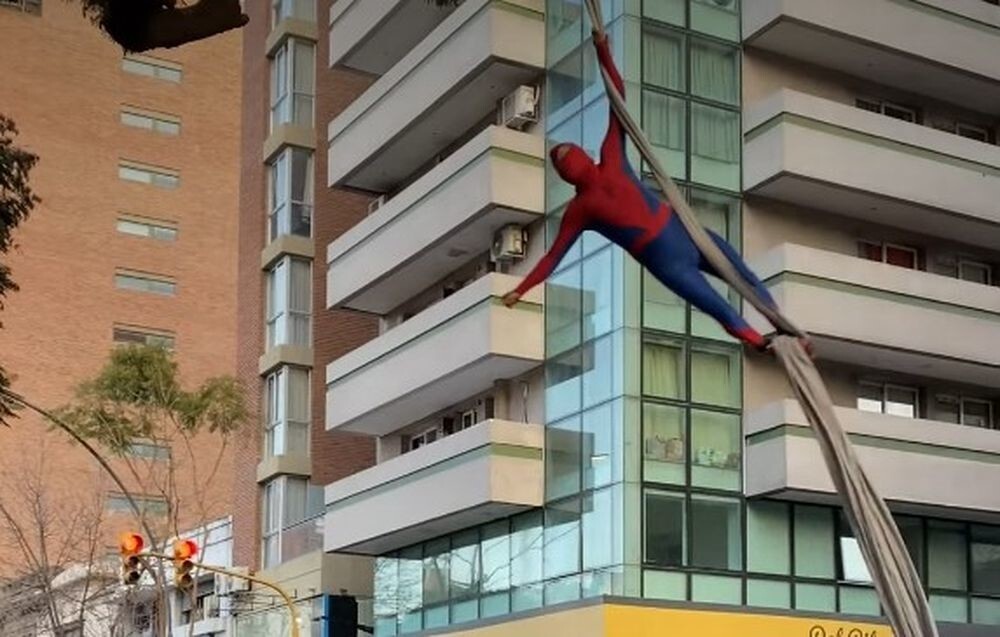 Чудак в костюме Человека-паука развлекает прохожих