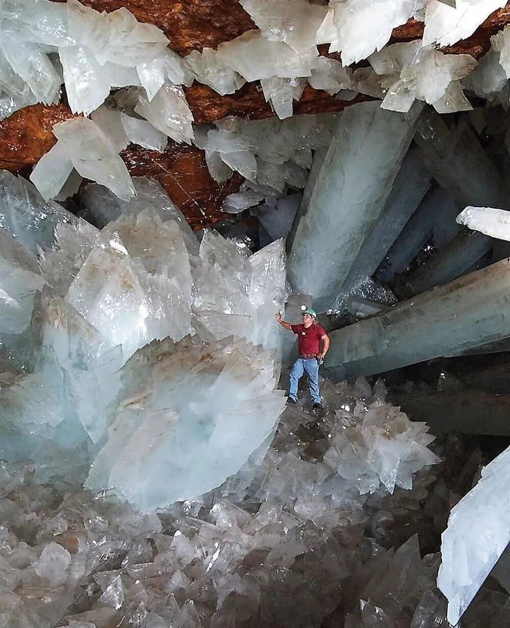 8. Пещера кристаллов расположена на глубине 300 метров под городом Найка, штат Чиуауа, Мексика