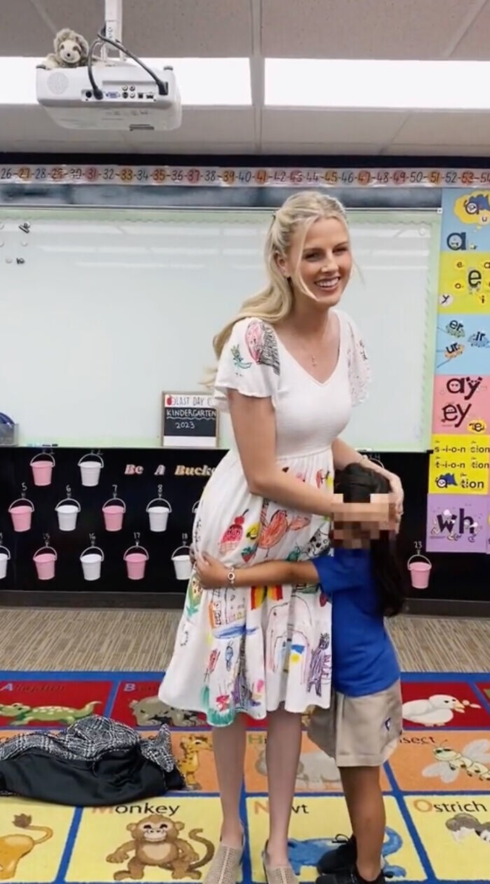 Дети разрисовали платье воспитательницы, а она их похвалила