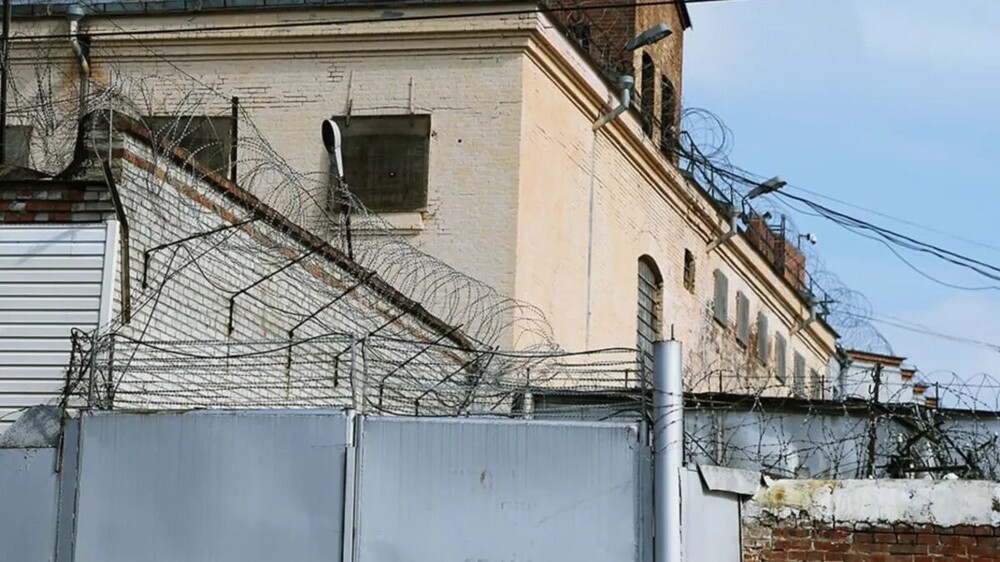В Хабаровском крае задержали рецидивиста-убийцу, сбежавшего через окно карцера