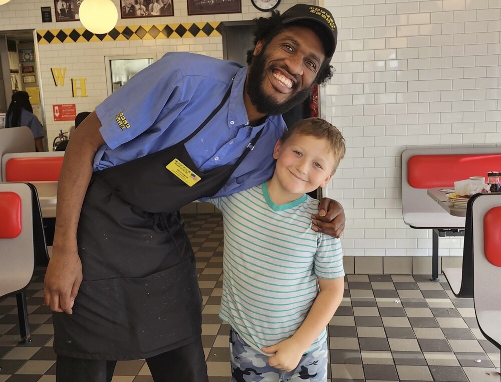 6. 8-летний мальчик собрал более 110 тыс. долларов в помощь официанту