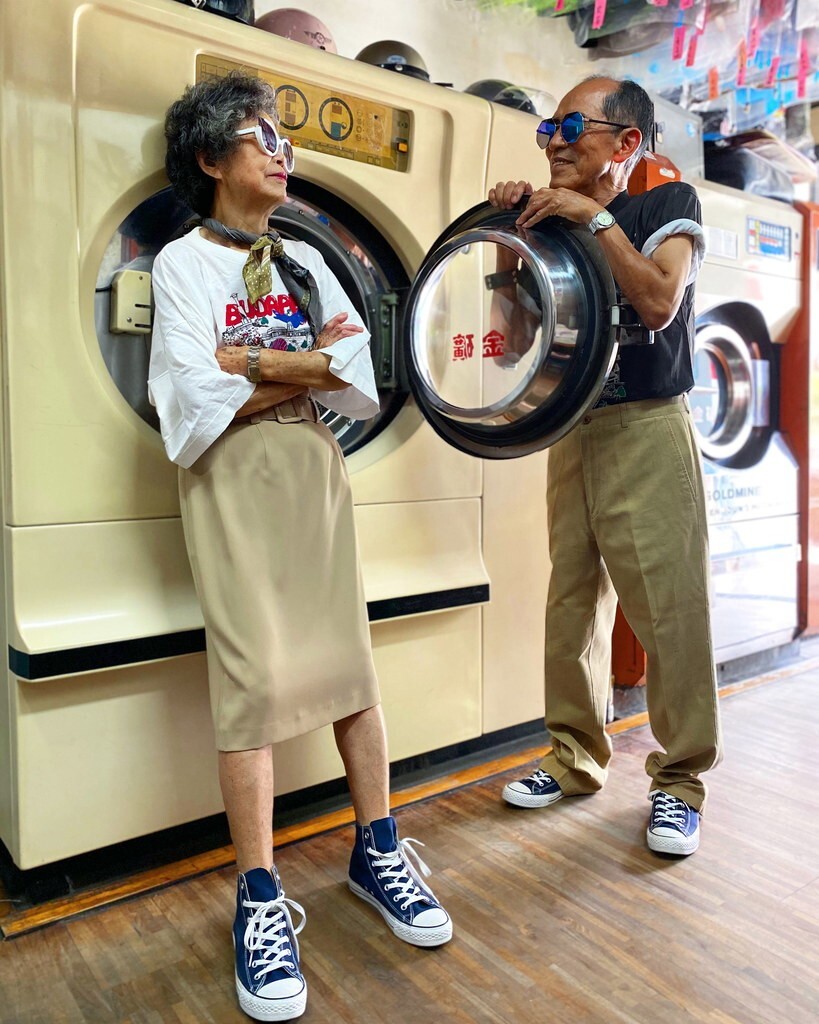25. Пожилые владельцы прачечной на Тайване создают модные образы из забытых вещей