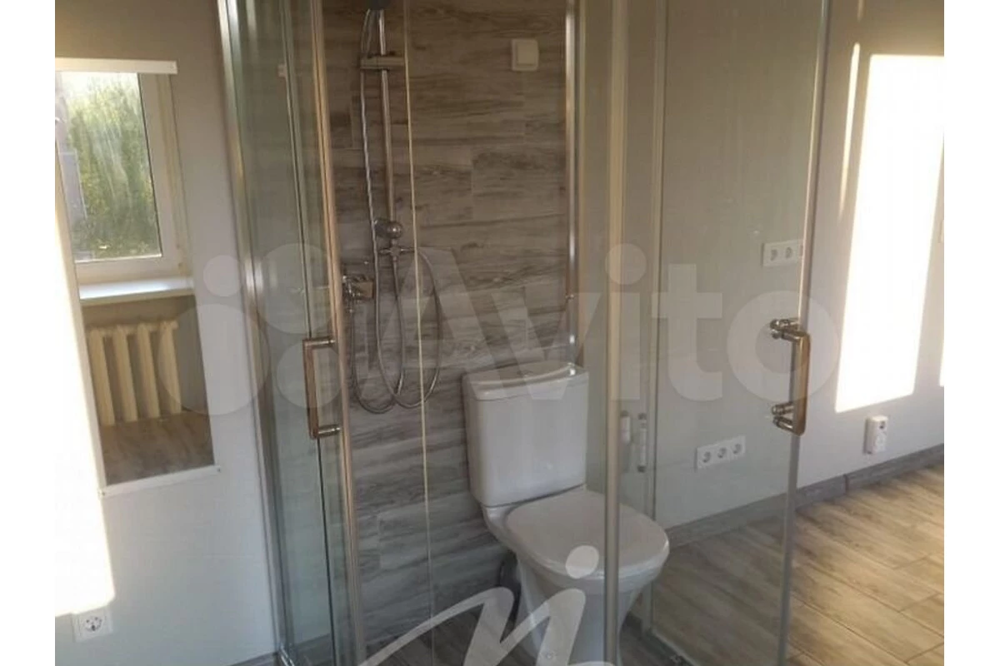Туалет с панорамным обзором: в Москве выставили на продажу необычную квартиру