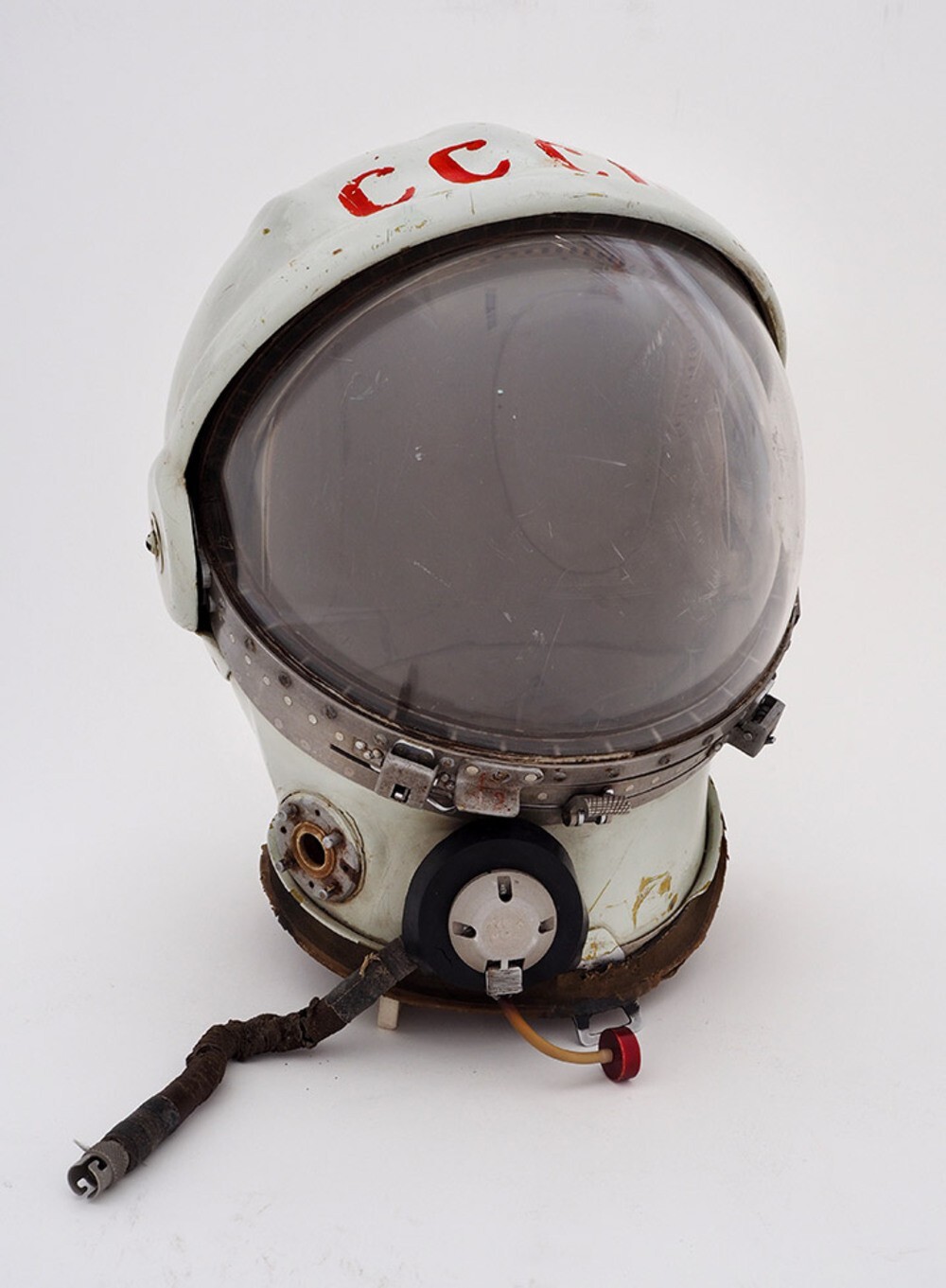 Шлем от скафандра первого отряда космонавтов СССР выставили на аукцион