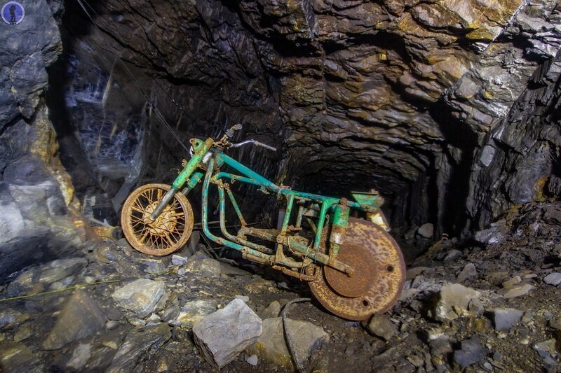 Что делает мотоцикл на глубине 150 метров под землёй на Урале