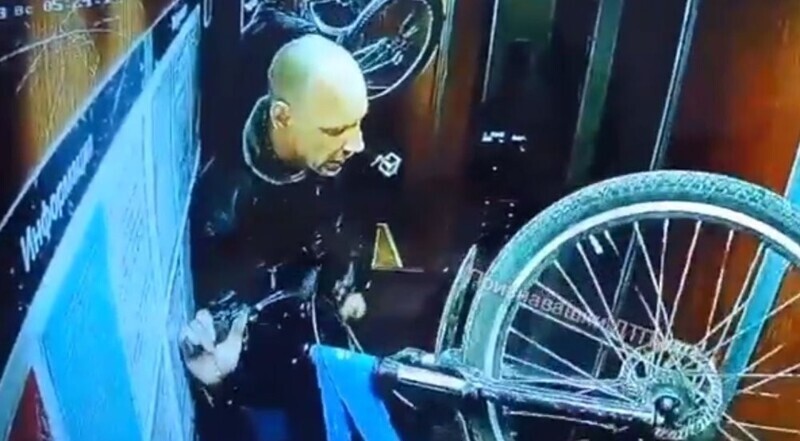 Лысый мужчина украл велосипед из подъезда