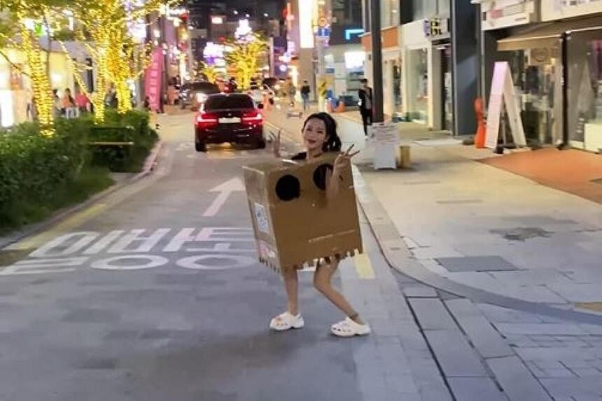 Девушка в коробке вызвала возмущения в сети из-за неприличного трюка на улицах Сеула