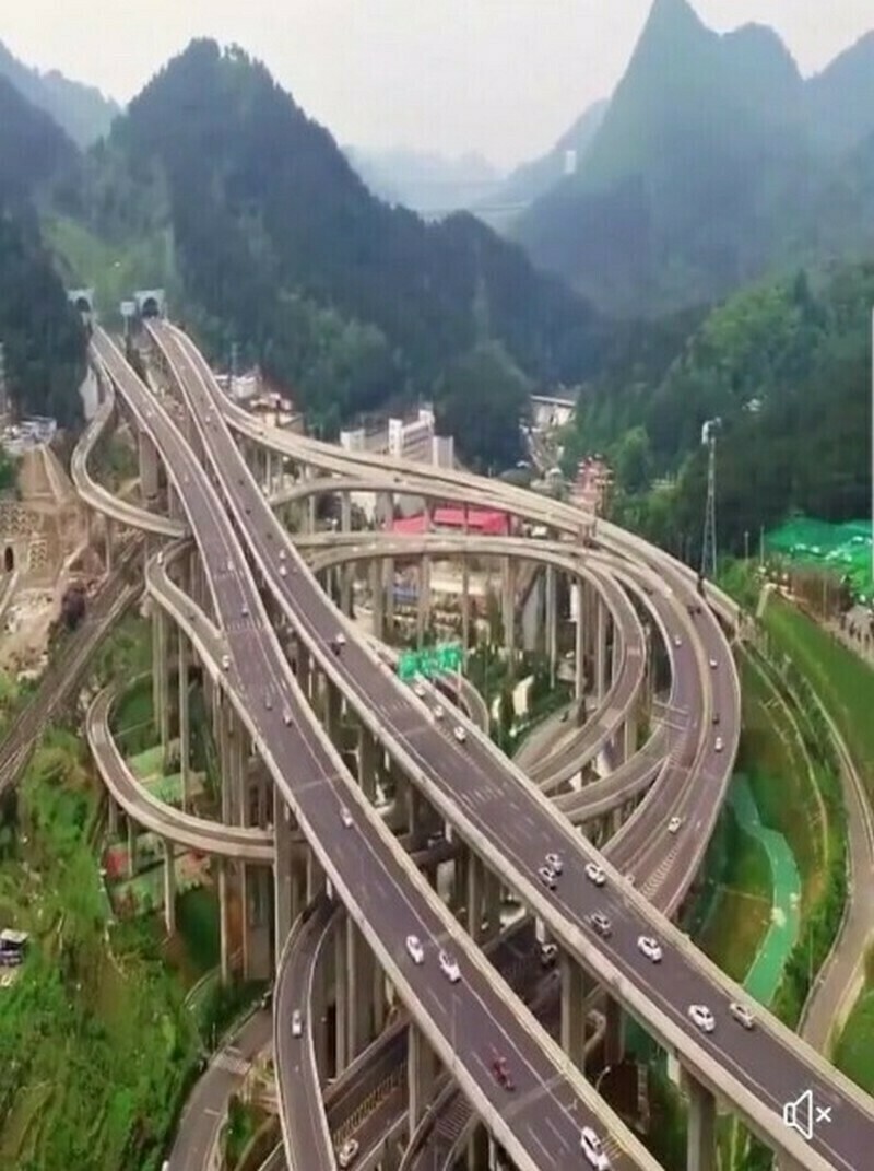 Дорожная развязка в Китае, которая похожа на американские горки