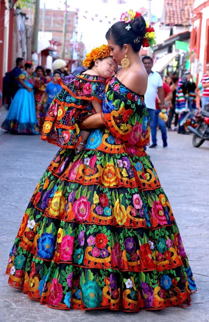 7. Мать и дочь в традиционных платьях. Чиапас, Мексика