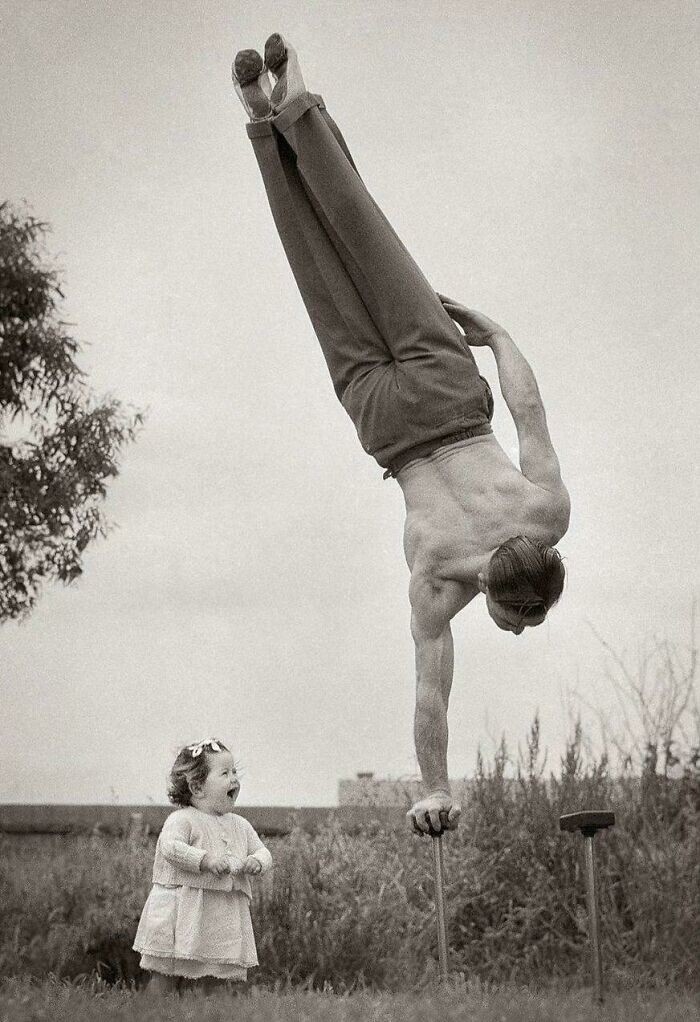 12. Малышка восхищается трюками отца. Мельбурн, Австралия, 1940 год