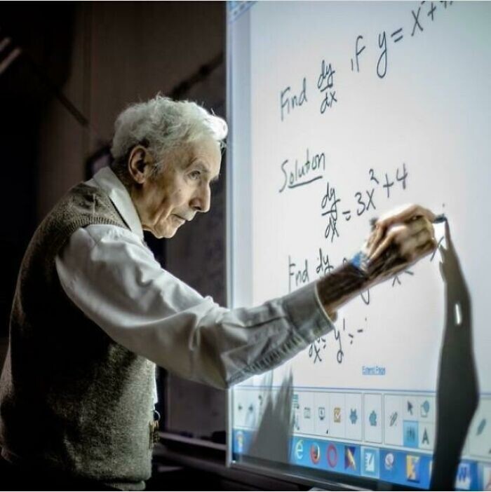 8. "Мой 86-летний преподаватель математики. Он преподаёт уже около 60 лет"