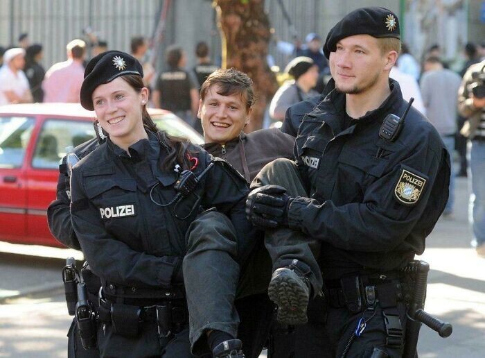 10. Полицейские несут протестующего. Германия