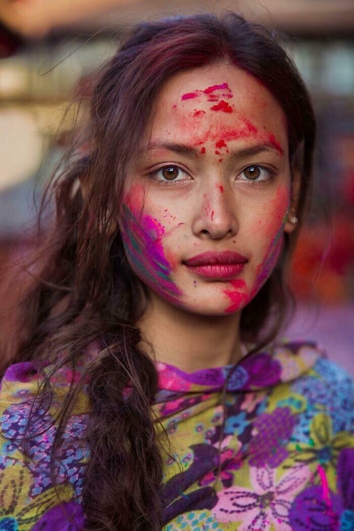 20. Непальская девочка во время фестиваля красок Холи