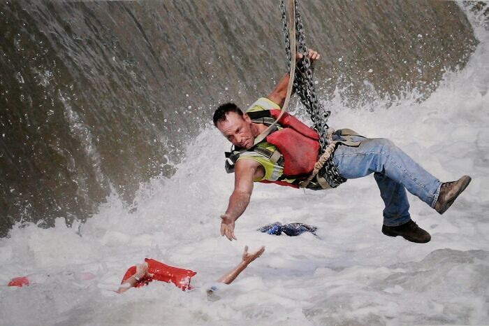 13. Строитель Джейсон Оглсби спасает женщину из реки Де-Мойн, США. Она упала в реку возле дамбы