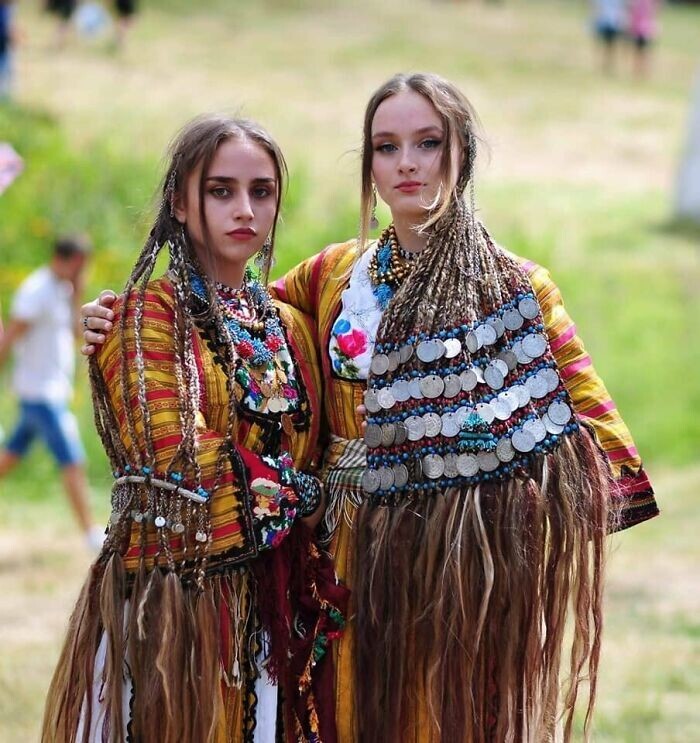 24. Девушки в традиционных нарядах в селе Старцево, Болгария