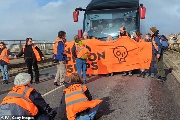 Автобус "подавил" акцию протеста в Великобритании