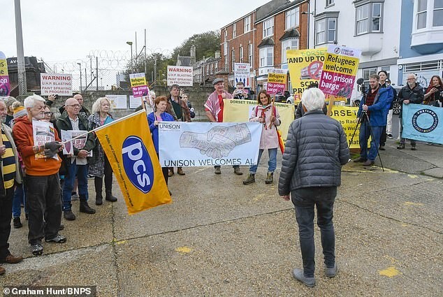 Автобус "подавил" акцию протеста в Великобритании