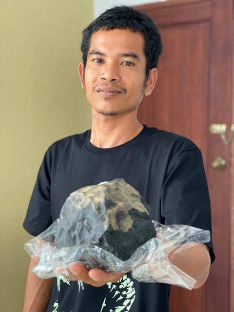 Упавший метеорит обогатил индонезийского гробовщика