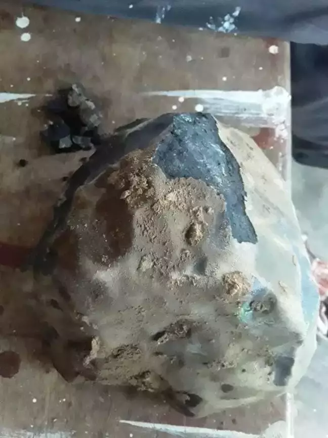 Упавший метеорит обогатил индонезийского гробовщика