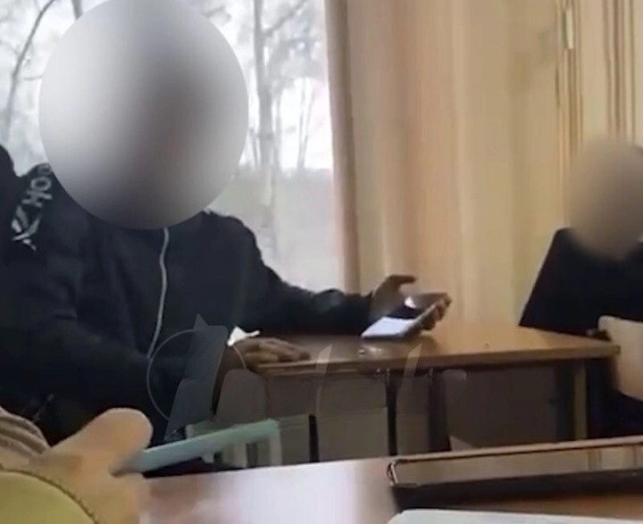 В Кемерово преподаватель силой вытолкал ученика с урока за то, что тот залипал в телефоне