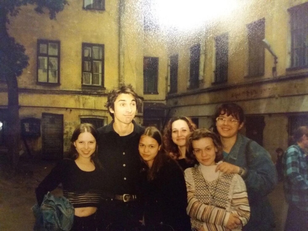 Михаил Горшенёв с поклонницами возле Ленинградского рок-клуба, 1997 год.