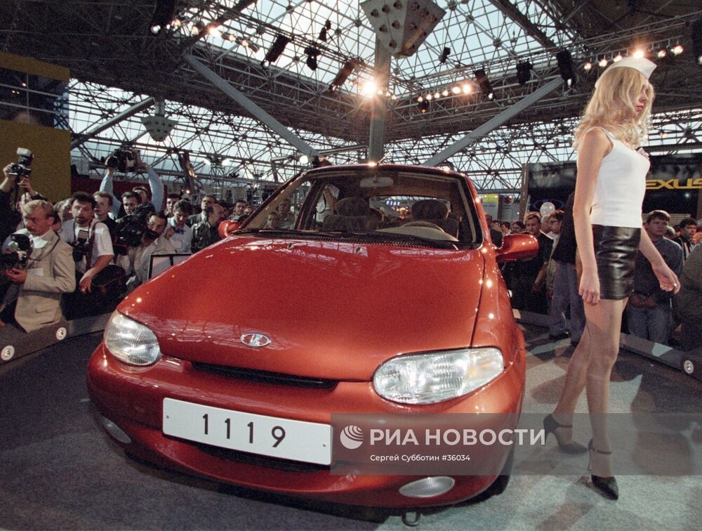 Автомобиль "Лада 1119" "Калина", производства завода АвтоВаз, на выставке IV Международного автосалона. Москва, 1999 год.
