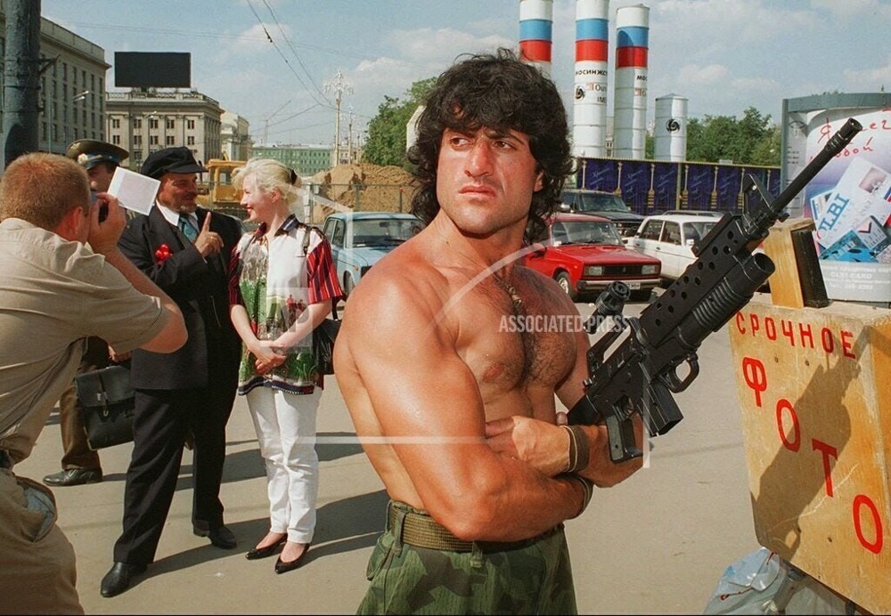 Фото с Рэмбо не желаете?  28-летний уроженец Еревана Гагик Даниелян в Москве, август 1995 год.