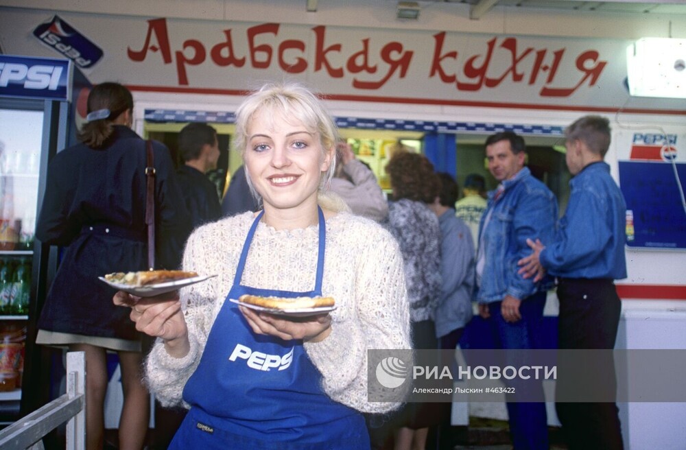 Улыбчивая работница кафе. Смоленск, 1марта 1998 года.