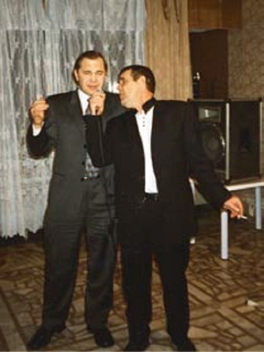 Губернатор Красноярского края Александр Лебедь и актёр Алексей Булдаков весело проводят время.1999 год.