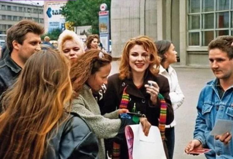 Лариса Черникова раздаёт автографы своим поклонникам. Россия, 1990-е годы.