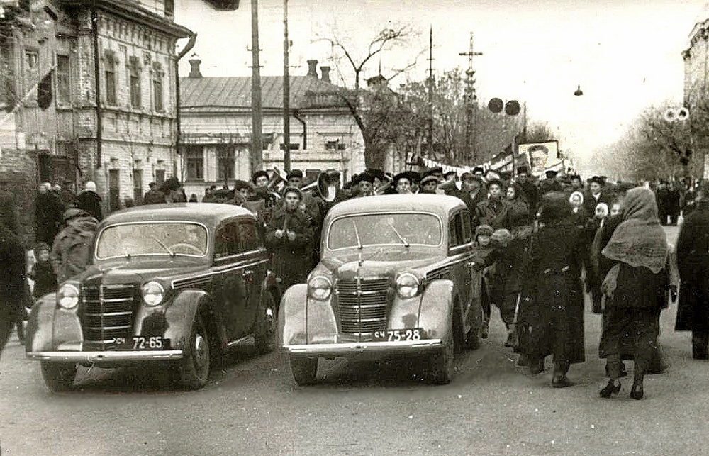 Саратов. Колонна автомобильного факультета Саратовского автодорожного института на демонстрации 7 ноября 1948 года. 
