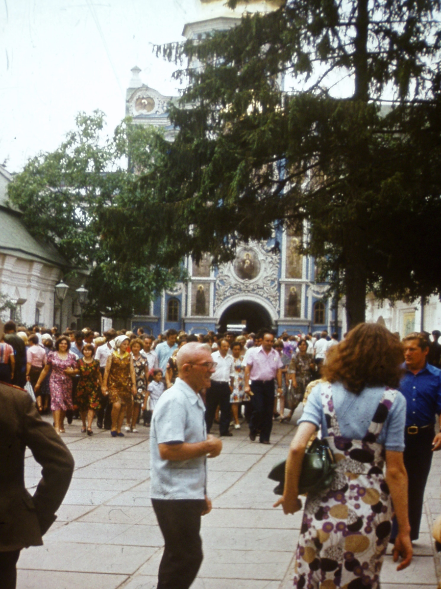 Киев, УССР, туристы у входа в Лавру, 15.06.1985 года.