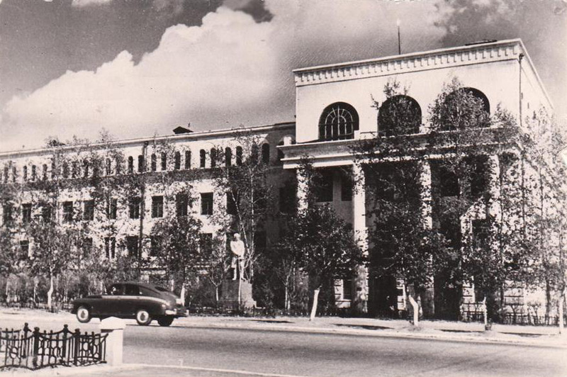 Хабаровск, улица Карла Маркса напротив первого корпуса педагогического института, построенного перед самой войной, 1961 год.