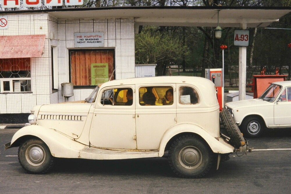 ГАЗ 11-73 на АЗС около парка Ленина (ныне - Александровский парк).