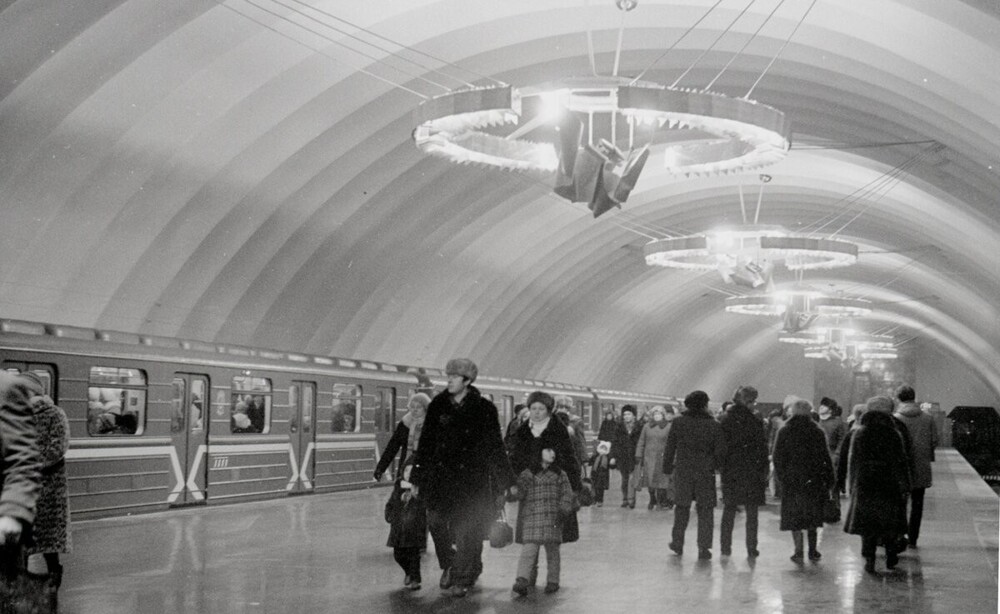 30 декабря 1985 года была открыта станция метро "Красногвардейская". Это - один из первых дней её работы.