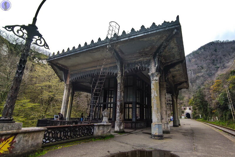 Заброшенный вокзал между двух тоннелей в Абхазии